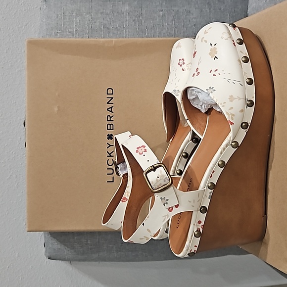 Lucky 🍀 Brand, Like New, women wedges 8 1/2. . - Picture 3 of 8
